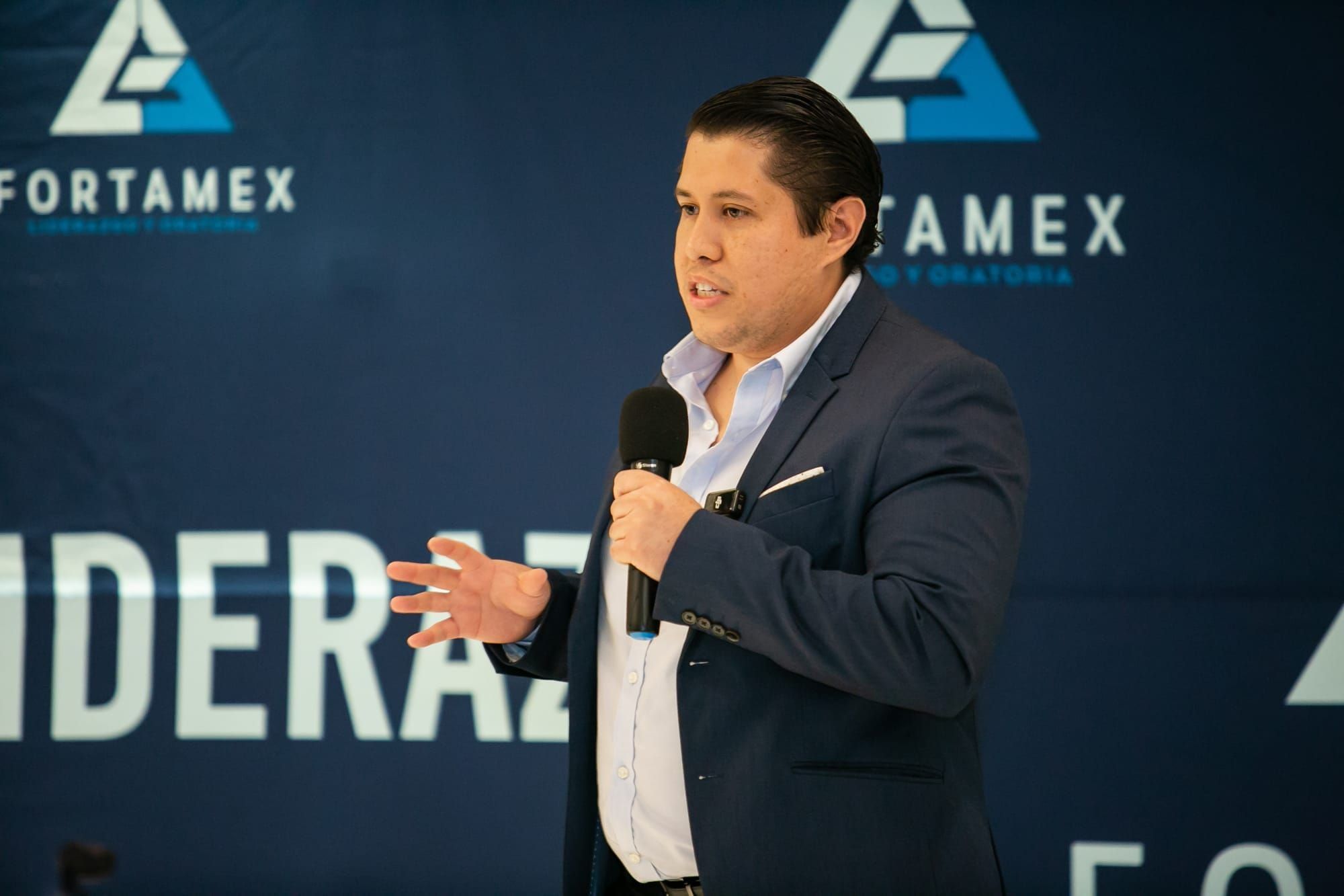 Alumno de Fortamex en escenario durante un curso práctico de oratoria - Vista 27